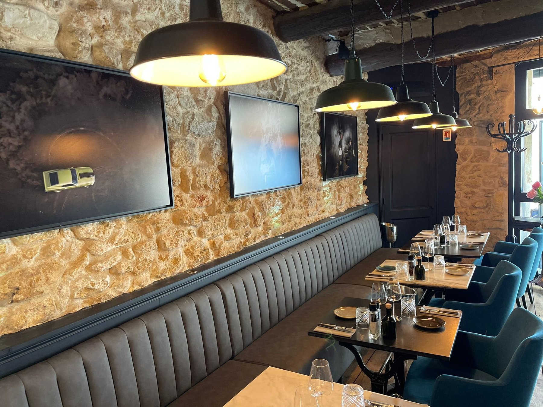 Banquette et tables du Bouchon