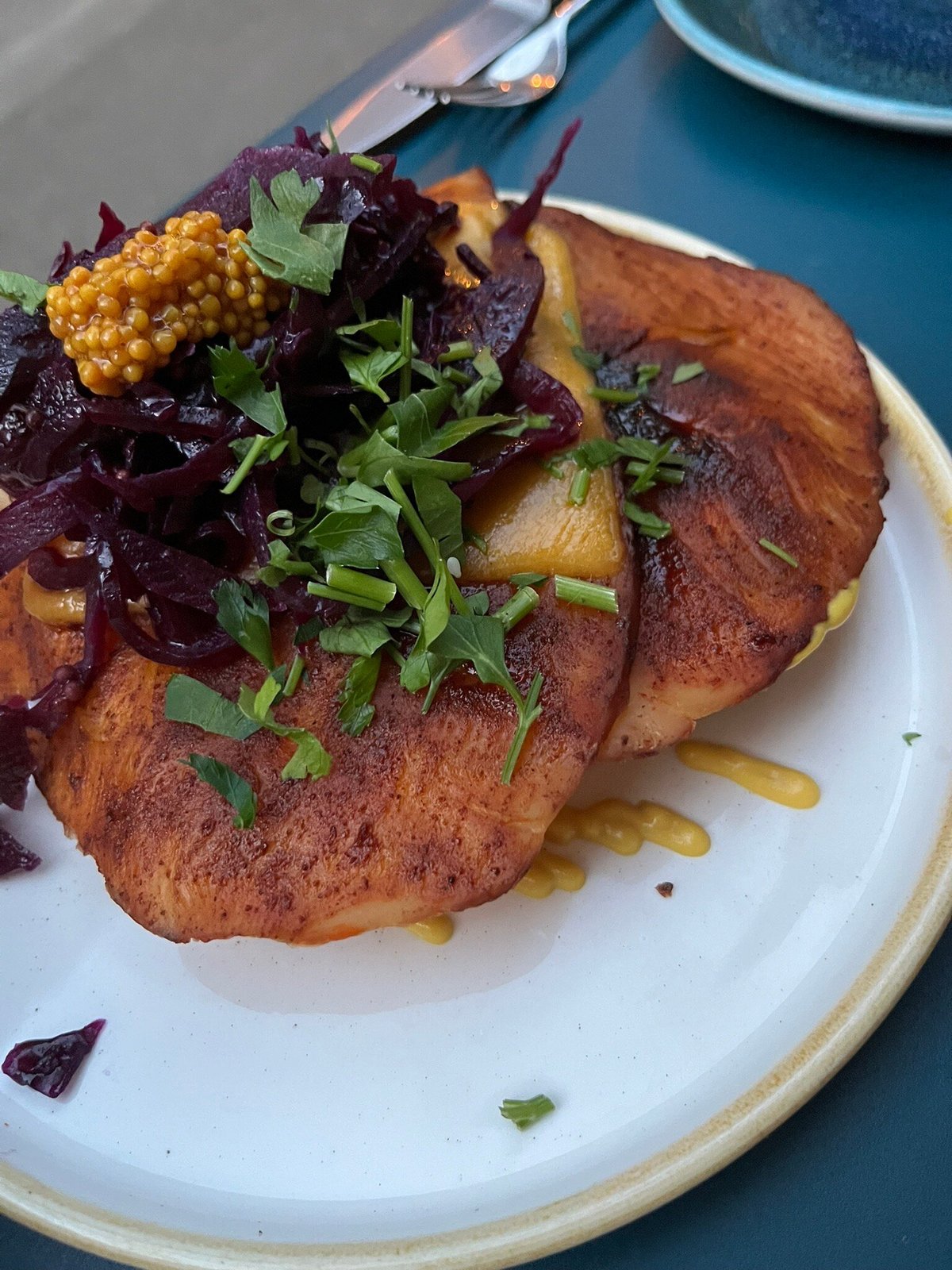 Le pastrami végé — céleri rave laqué au vin rouge