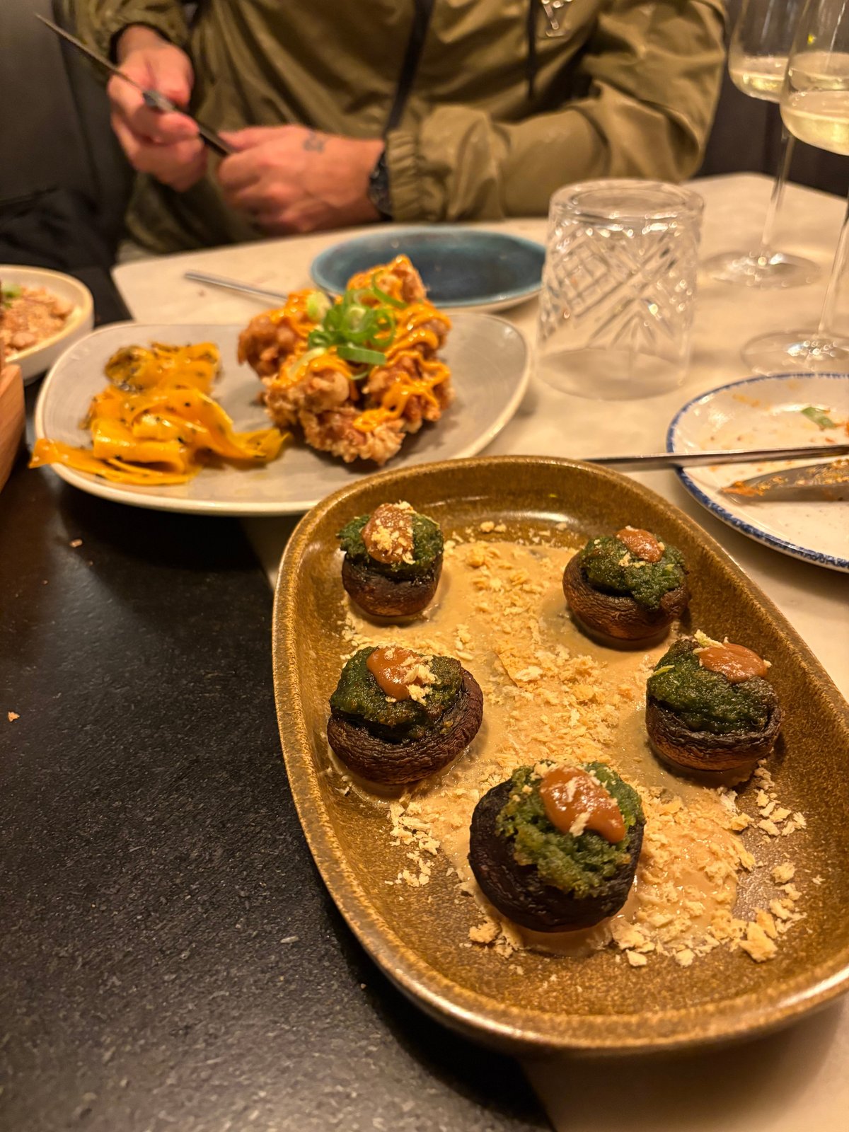 Dips, labneh et pita — partage à la table du Bouchon