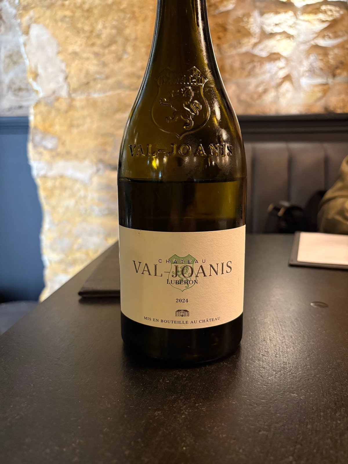 Une table dressée au Bouchon — bouchées, dips et charcuterie à partager